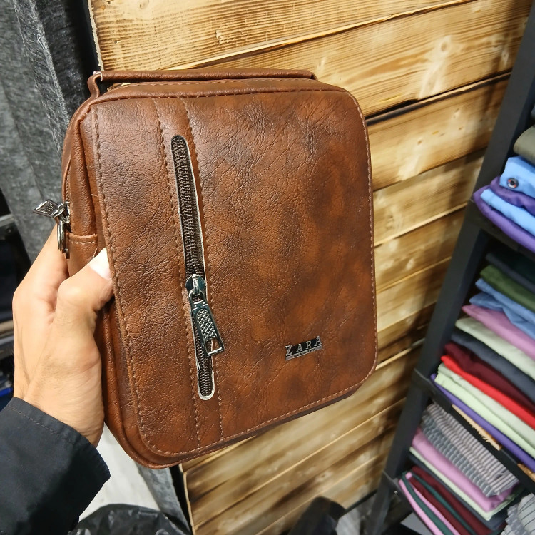 کیف دوشی اسپرت مردانه طرح زارا جنس چرم مصنوعی ابعاد 17*21*6 سانتیمتر