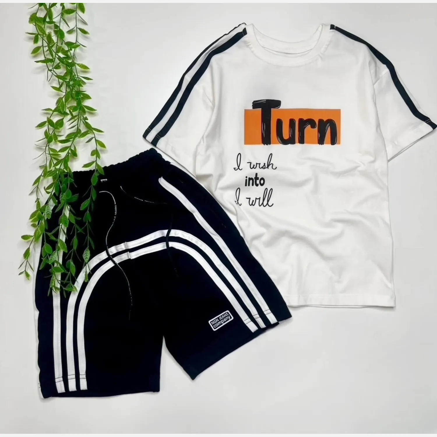 ست تیشرت و شلوارک اسپرت دخترانه و پسرانه طرح Turn رنگ سفید