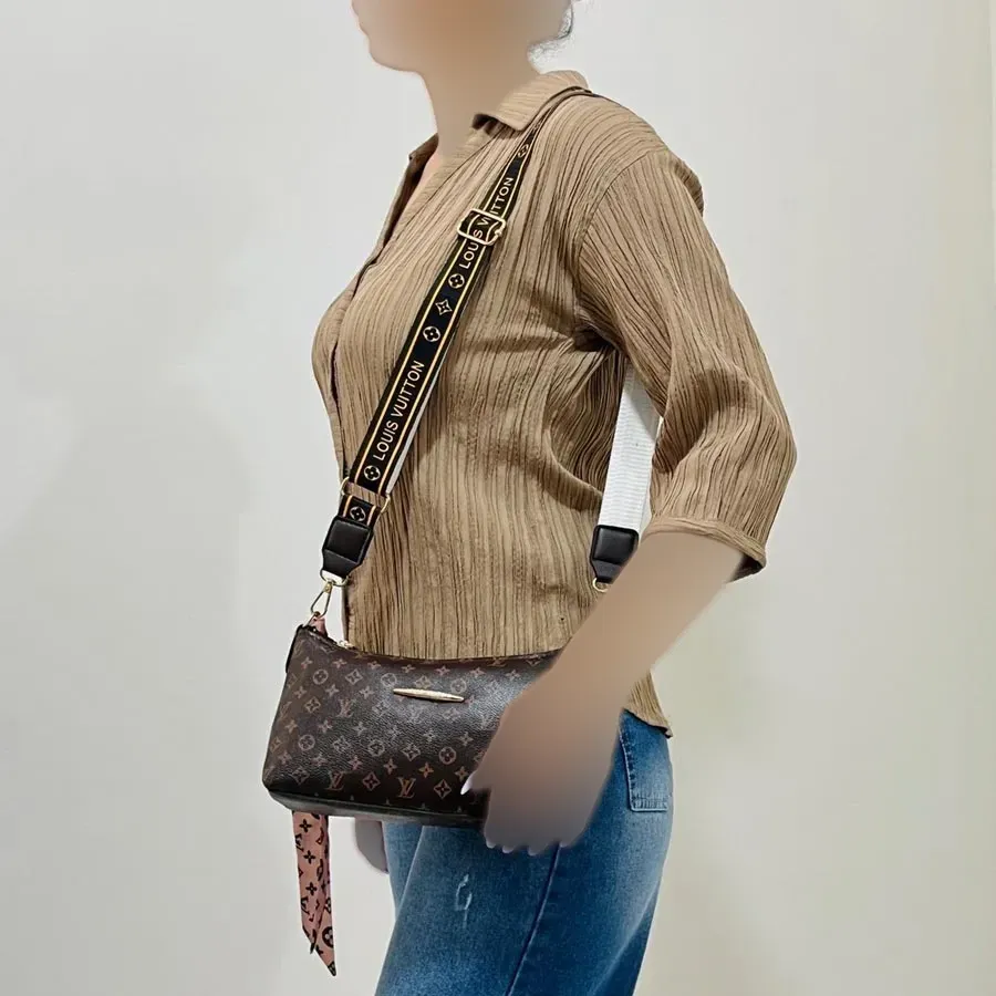 کیف دستی دوشی زنانه طرح دار کد 1419 جنس چرم مصنوعی