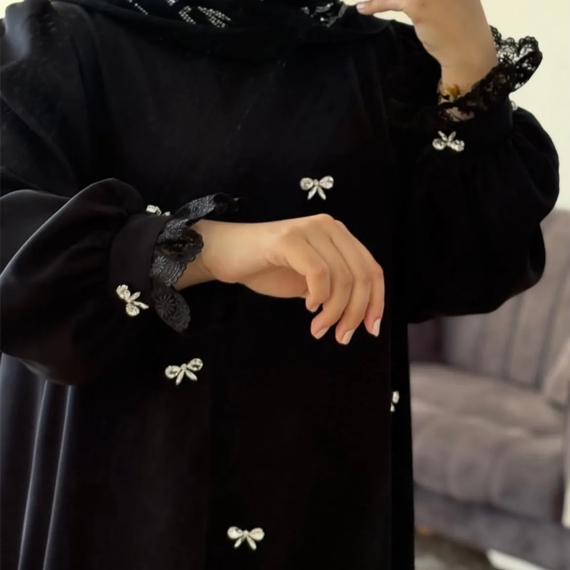 عبای زنانه مجلسی کرپ جت بلک جواهر دوزی شده با آستین پفدار و دانتل قد 145