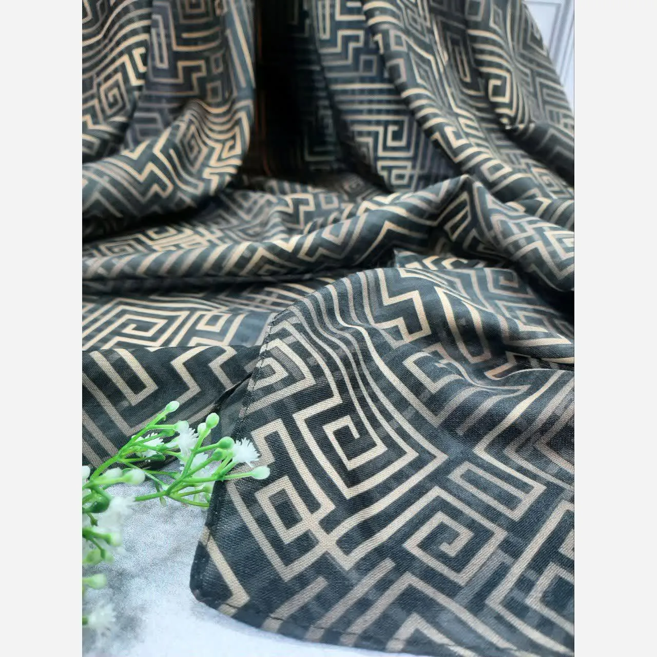 روسری طرح سیمین نخ بامبو قواره بزرگ 140x140 زنانه مشکی ریز نقش اسپرته