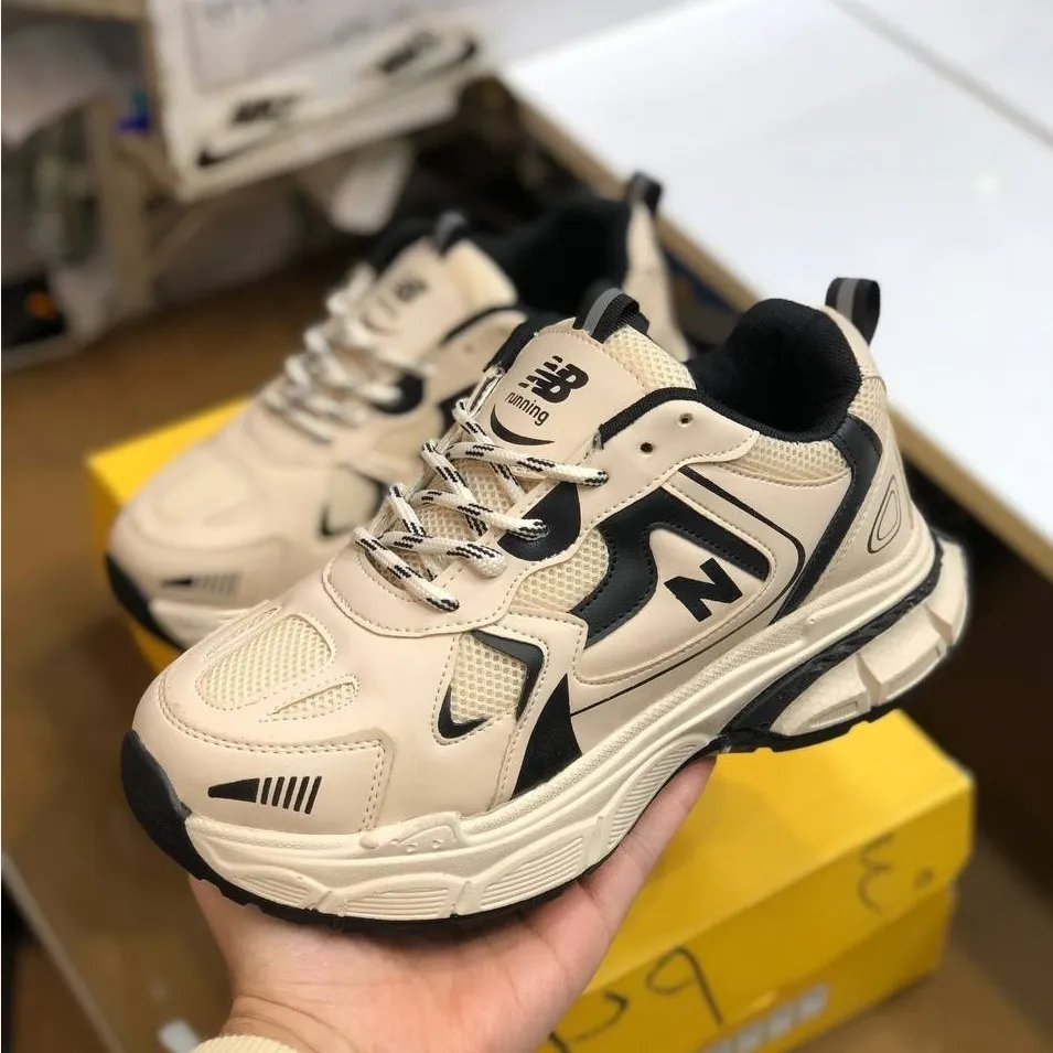 کفش نیوبالانس 990 لژدار کرم مشکی رویه پارچه تنفسی زیره پیو پاخور عالی