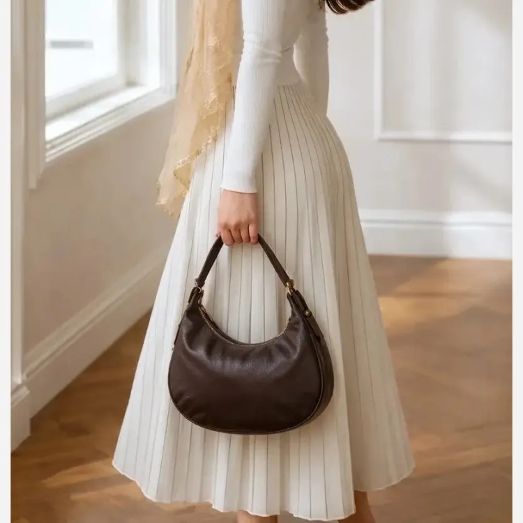 کیف پاسپورتی چرم مصنوعی زنانه اسپرت و روزمره بند بلند