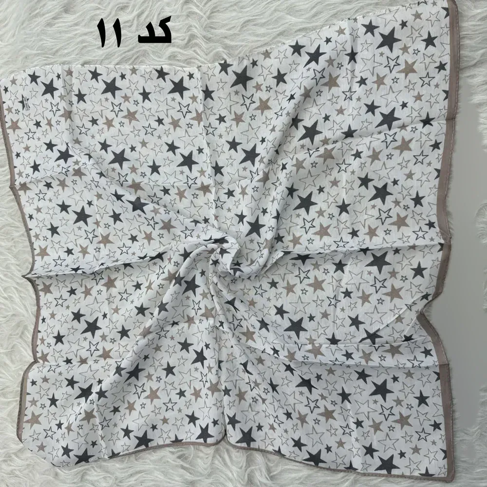 مینی اسکارف نخی نسکافه ای طرح دار قواره 65 در 65 سانتی متر